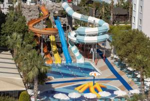 Bazén v ubytování Ramada Resort By Wyndham Lara nebo v jeho okolí