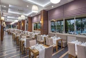 Restaurace v ubytování Ramada Resort By Wyndham Lara