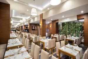 Restaurace v ubytování Ramada Resort By Wyndham Lara