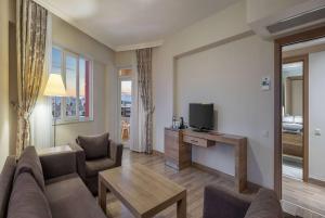 TV a/nebo společenská místnost v ubytování Ramada Resort By Wyndham Lara