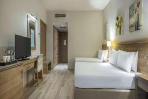 TV a/nebo společenská místnost v ubytování Ramada Resort By Wyndham Lara