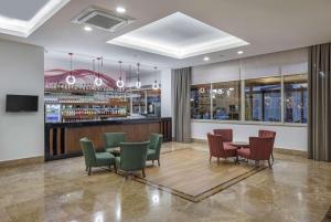 TV a/nebo společenská místnost v ubytování Ramada Resort By Wyndham Lara