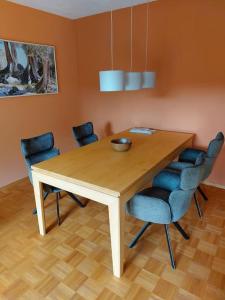 a dining room table and chairs in a room at Ruhe genießen und wohlfühlen auf 70m² in Ober-Laudenbach
