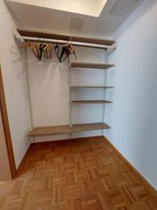 Ober-LaudenbachにあるRuhe genießen und wohlfühlen auf 70m²のウッドフロアのウォークインクローゼット(棚付)