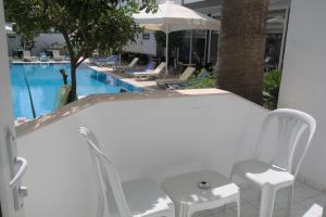 O vedere a piscinei de la sau din apropiere de SİDE SPRİNG HOTEL