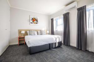 Letto o letti in una camera di Nightcap at Ferntree Gully Hotel Motel