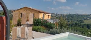 a view of a house from the outside of a bath tub at appartamento salino in San Ginesio