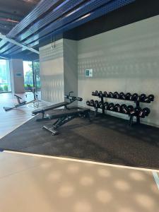 een fitnessruimte met een rij banken in een kamer bij Sentral Suites KualaLumpur in Kuala Lumpur