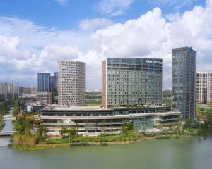 Blick auf einen Fluss in der Nähe des Hotels