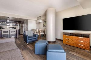 a living room with a large flat screen tv at Hilton Vacation Club Oceanaire Virginia Beach in Virginia Beach