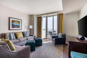 維吉尼亞海灘的住宿－Hilton Vacation Club Oceanaire Virginia Beach，客厅配有沙发、椅子和电视
