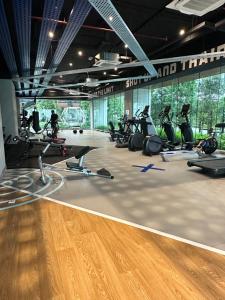 een fitnessruimte met een stel loopbanden en hometrainers bij Sentral Suites KualaLumpur in Kuala Lumpur