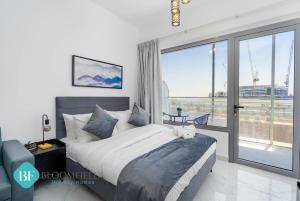 una camera con un grande letto e una grande finestra di Elegant Studio In Oasis a Abu Dhabi