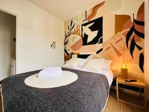 - une chambre avec un grand lit orné d'une peinture murale dans l'établissement Appartement cosy, Duck, Secteur Boinot - wifi, netflix, prime vidéo, à Niort