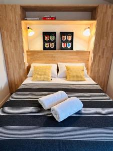 尼奧爾的住宿－Bel appartement, Birds, Secteur Boinot - wifi, netflix，一间卧室配有一张床,上面有两条毛巾