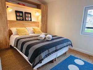 een slaapkamer met een bed met twee handdoeken erop bij Bel appartement, Birds, Secteur Boinot - wifi, netflix in Niort
