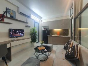 Il comprend un salon avec un canapé et une cuisine. dans l'établissement Apartment 59 Phạm Văn Đồng, Hà Nội, à Hanoï