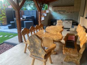 una gran mesa de madera y sillas en la cocina en Just for You, en Nyíregyháza