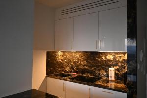 A kitchen or kitchenette at Apartament Onyx Modern Tower