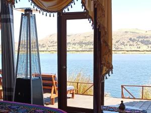 Cette chambre offre une vue sur l'eau. dans l'établissement uros waliski alpina house, à Puno