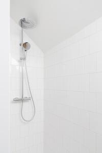 y baño con ducha con cabezal de ducha. en High-end flats at South area, en Amberes