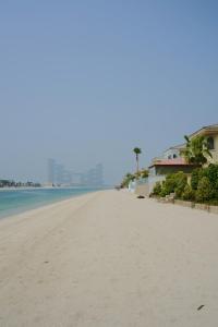 vistas a una playa con edificios y al océano en The Atlantis Hotel View, Palm Family Villa, With Private Beach and Pool, BBQ, Front F en Dubái