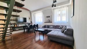 - un salon avec un canapé et une table dans l'établissement NOOK NOOK Apartments Katarzyny 2, à Cracovie