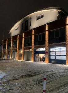 ein Gebäude mit einem Parkplatz davor in der Unterkunft Airport East Wing Appartement in Norderstedt