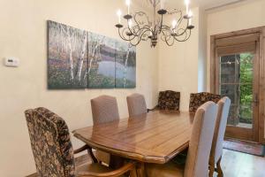 B107 Beaver Creek Landing condo في بيفر كريك: غرفة طعام مع طاولة وكراسي خشبية