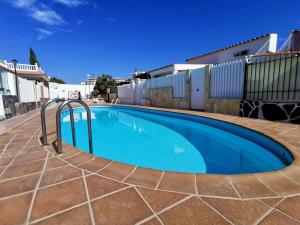 Majoituspaikassa Stylish 2 Bedroom Bungalow Playa Del Ingls tai sen lähellä sijaitseva uima-allas