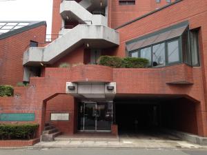 un edificio de ladrillo con una escalera en su lateral en Morioka New City Hotel, en Morioka