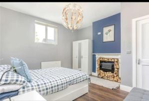 um quarto com uma cama e uma lareira em Spacious 2-bedroom property, minutes from city. em Dublin