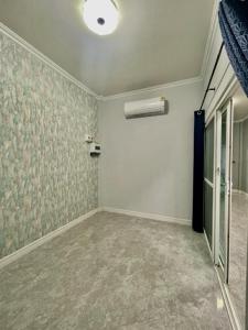 um quarto vazio com um quarto com ar condicionado na parede em บ้านนายหัว ก ชุมพร em Ban Tha Samet (1)