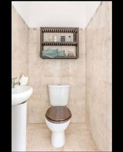 y baño con aseo y lavamanos. en Spacious 2-bedroom property, minutes from city. en Dublín