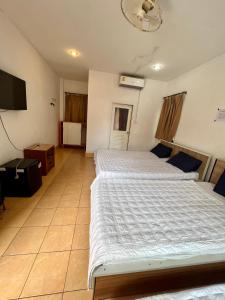 ein Hotelzimmer mit 2 Betten und einem TV in der Unterkunft Vientiane Star Hotel in Vientiane