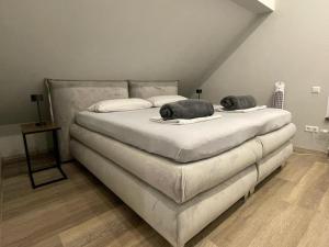 - une chambre avec un lit et 2 oreillers dans l'établissement Apartments Metzingen Panoramablick, à Metzingen