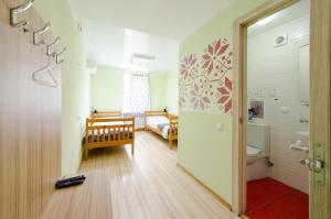 Dieses Zimmer verfügt über ein Bad mit einem Bett und einem WC. in der Unterkunft 911 flat Kiev Сenter in Kiew