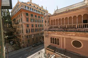 vista su due edifici alti e su una strada di Dimora patrizia in centro a Genova