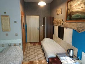 Zimmer mit 2 Betten und einem Tisch in der Unterkunft Apollo pokój 4 osobowy Szklary-Huta26 in Ząbkowice Śląskie