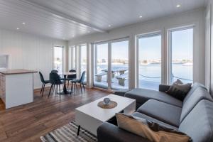 sala de estar con sofá y mesa en Nærøysund Rorbuer AS en Rørvik