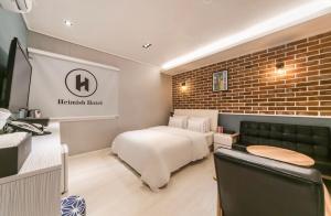 um quarto de hotel com uma cama e uma secretária em Heimish Hotel em Tongyeong