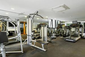 een fitnessruimte met verschillende loopbanden in een kamer bij Cozy & Romantic 1 Bedroom Apt in Southbank with Pool & Gym in Melbourne