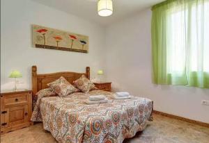 ein Schlafzimmer mit einem Bett mit zwei Handtüchern darauf in der Unterkunft Villa Antonio in Nerja