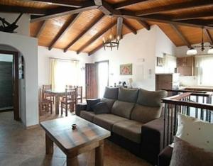 ein Wohnzimmer mit einem Sofa und einem Tisch in der Unterkunft Villa Antonio in Nerja