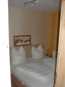 ユッケリッツにあるStrandidyll 9のベッドルーム(白い枕のベッド1台付)