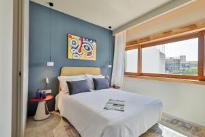 een slaapkamer met een groot bed en een raam bij Aspasios Bonjardim Apartments in Porto