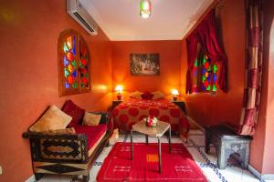 um quarto com uma cama vermelha e um vitral. em Suite La lune de Marrakech em Marrakech
