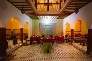 uma sala com mesas e cadeiras num edifício em Suite La lune de Marrakech em Marrakech