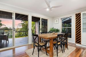 uma sala de jantar com mesa e cadeiras em Coco Palms em Hervey Bay