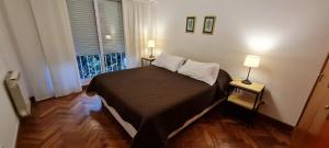 ein Schlafzimmer mit einem Bett und zwei Lampen und einem Fenster in der Unterkunft Elsina1 in Salta + 20 Fotos